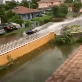 Nguoi dan Bahamas lai xuong toc do tren duong trong sieu bao Dorian hinh anh