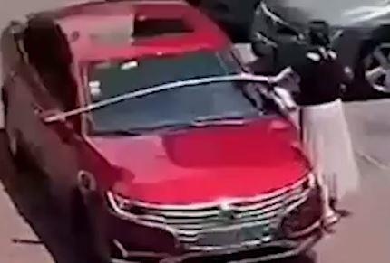 Nguoi phu nu lay thuoc do chieu dai oto truoc khi do vao bai hinh anh