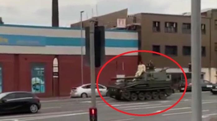 Chu re Anh mang xe tang di don dau hinh anh