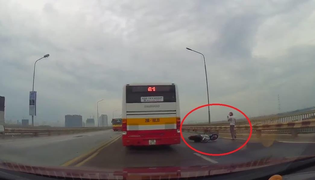 Xe may di len duong cam tren cau Thang Long suyt gay hoa cho xe bus hinh anh