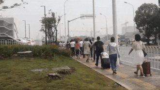 Khach Trung Quoc keo vali di mua sam tai sieu thi Costco hinh anh