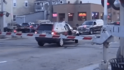 Co gai bat ngo lao khoi oto, co vuot thanh barie khi tau dang toi hinh anh