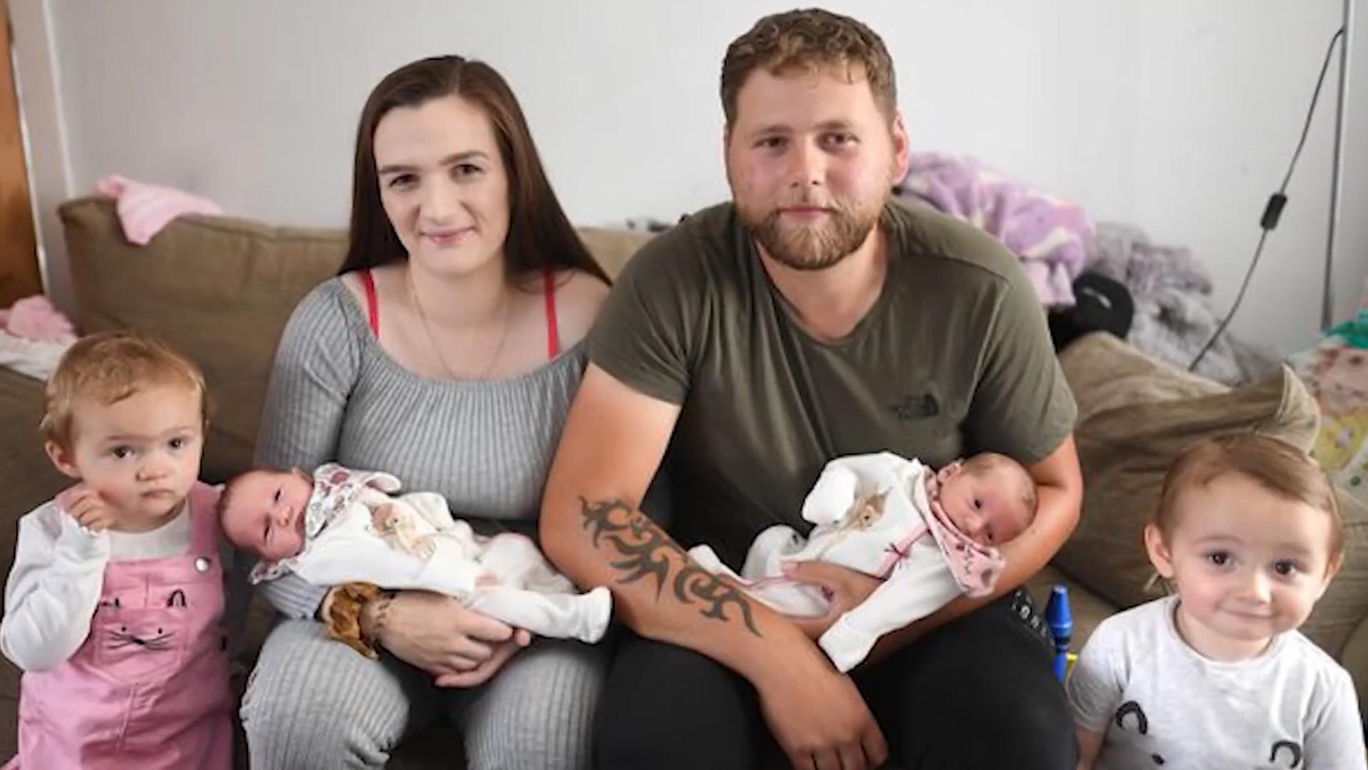 Cap vo chong chua day 2 nam sinh duoc 4 nguoi con hinh anh