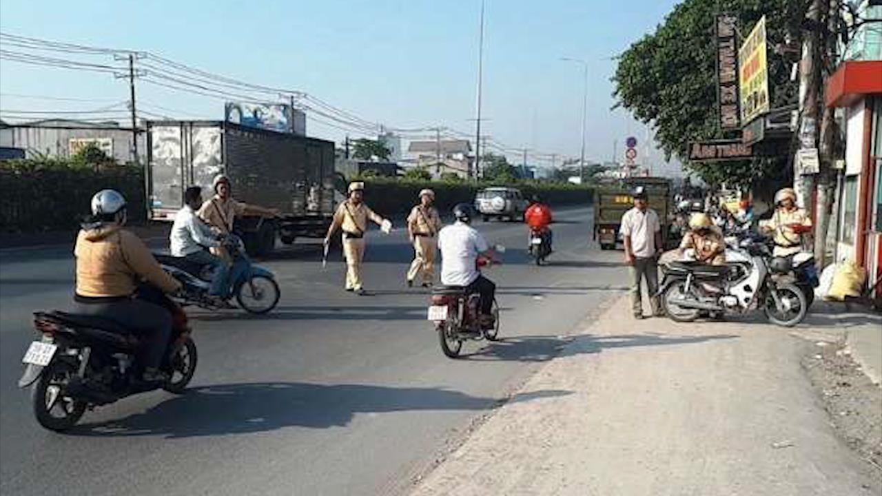 Lan lan, ne chot kiem tra CSGT tai TP.HCM hinh anh