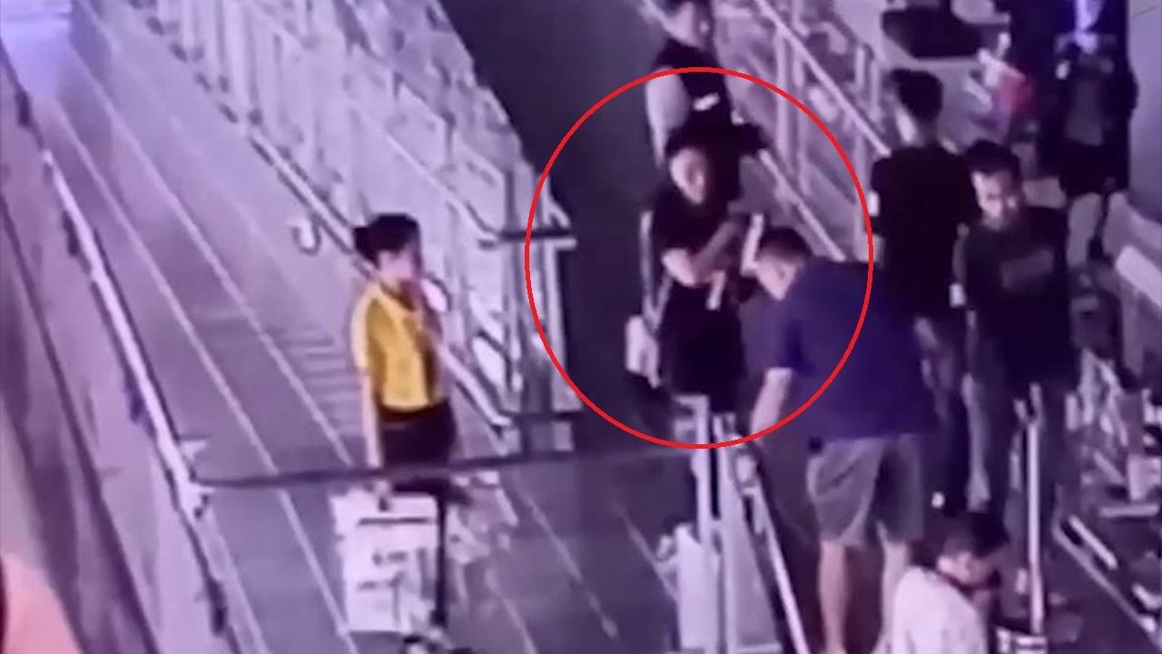 Du khach Trung Quoc bi bat vi nhat duoc tui nhung giu lam cua rieng hinh anh