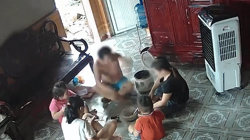 Ong bo dap tan mam com dang an truoc mat vo va 3 con nho hinh anh