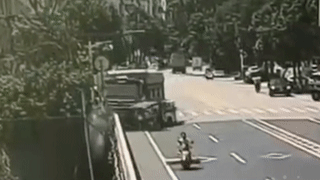 Tranh xe lam bang qua duong, xe tai lao thang xuong song hinh anh