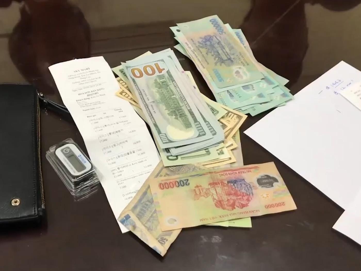 Tai xe taxi tra lai 45 trieu dong cho du khach Han Quoc hinh anh