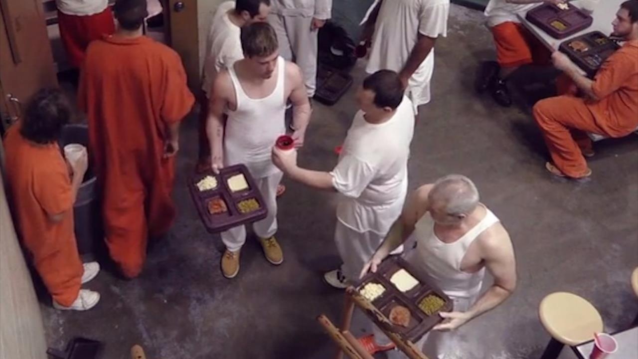 Nhung mon do trong tu co thuc su dat hon so voi ben ngoai? hinh anh