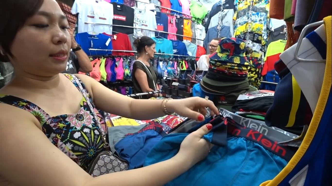 Mua quan lot Calvin Klein fake gia chi 50.000 dong tai cho Ben Thanh hinh anh