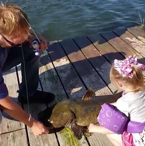 Be gai 4 tuoi cung bo cau duoc con ca nang hon 13 kg hinh anh