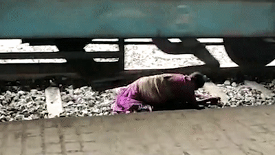 Giay phut ba cu thoat chet duoi gam tau nho phan ung nhanh hinh anh