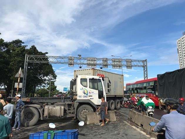 Container gay tai nan o cau vuot Song Than gay un xe nghiem trong hinh anh