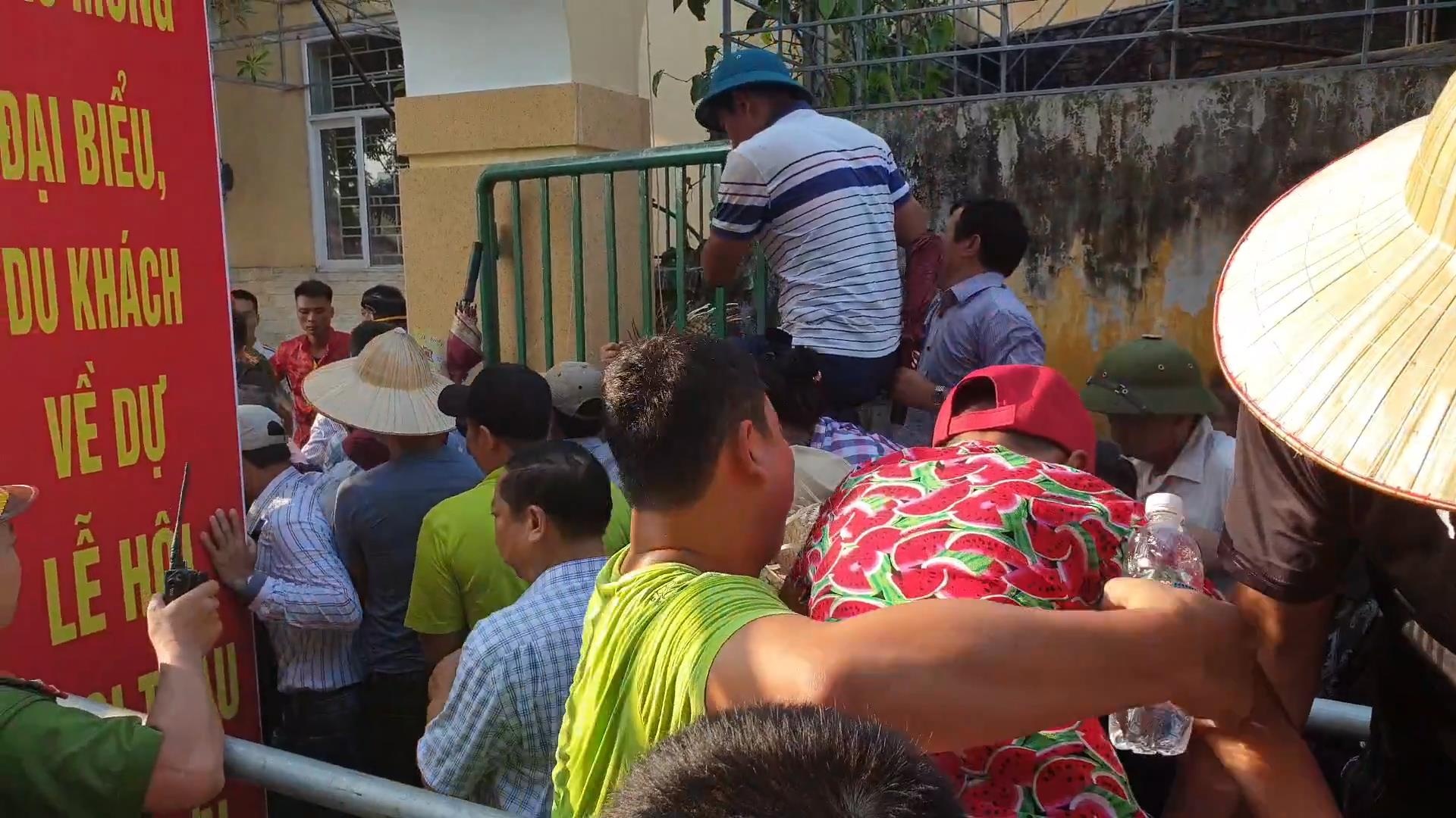 Hang nghin nguoi chen lan xo day xem choi trau Do Son hinh anh