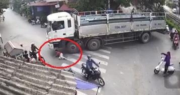 Lai xe tai suyt gap hoa vi nguoi phu nu lao nguoi vao banh xe hinh anh