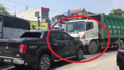 Xe ban tai va xe cho rac doi dau 'thi gan' giua duong hinh anh