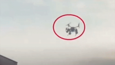 Canh sat giao thong Trung Quoc ra hieu lenh bang cong nghe drone hinh anh