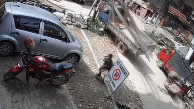 Tai xe mat lai khi lui xuong doc khien xe lat ngua giua duong o Nepal hinh anh