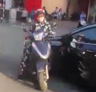 Nguoi phu nu thach thuc tai xe oto khien ca doan duong Ha Noi un tac hinh anh