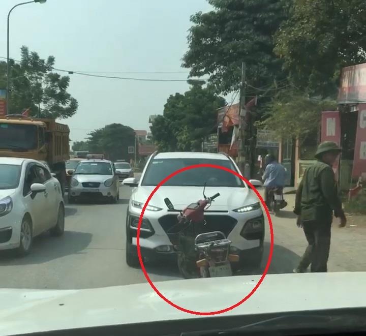 Bo xe may giua duong, quyet doi dau oto di lan lan hinh anh