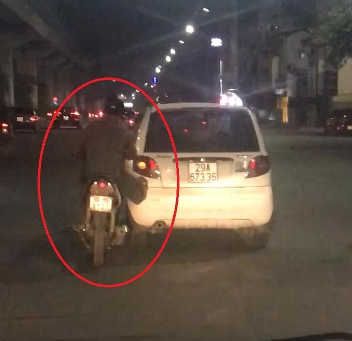 Di xe may dung chan khong day oto tren duong hinh anh