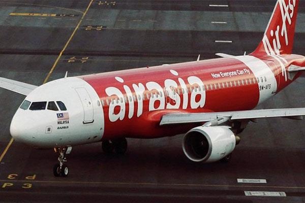 Dong co phat no sau khi cat canh, may bay AirAsia ha canh khan cap hinh anh