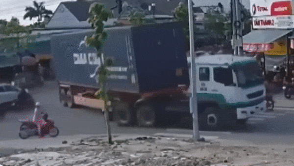 Thung container dot ngot roi xuong, suyt gay tai nan hinh anh