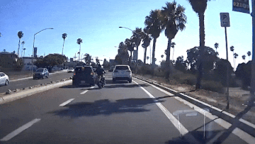 Dap kinh chieu hau cua oto, nguoi lai xe may nga nhao xuong duong hinh anh