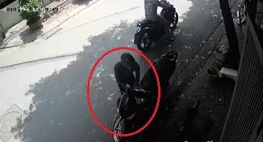 Trom be khoa xe SH nhanh nhu chop o Ha Noi hinh anh