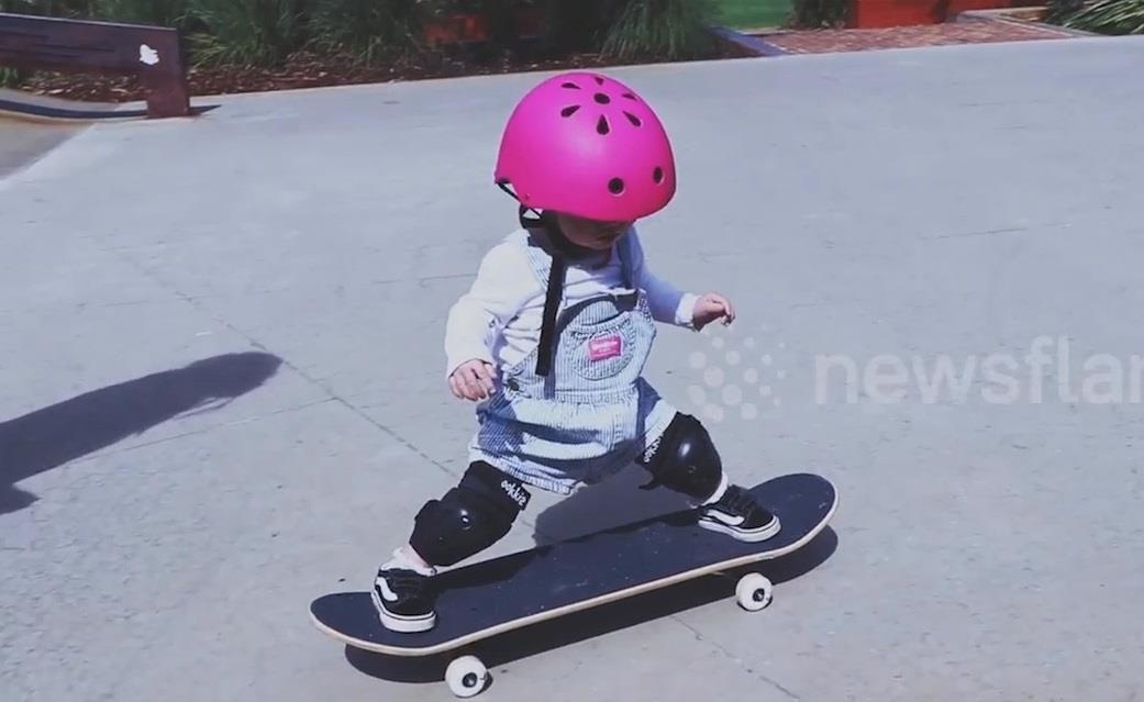 Vua biet di, be mot tuoi da truot van chuyen nghiep hinh anh