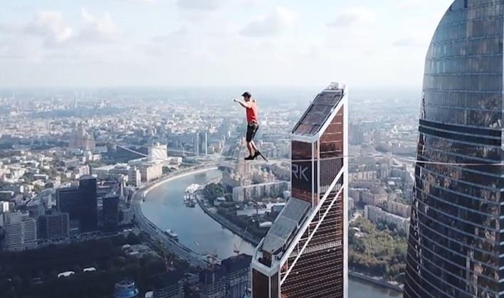 Lap ky luc the gioi khi di tren day o do cao 350 m hinh anh