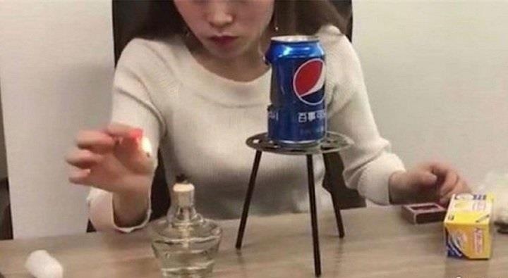 Hoc clip no bap rang tren mang, 2 be gai bong nang hinh anh