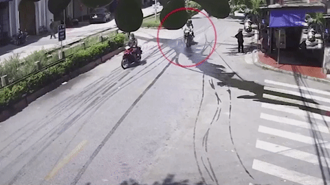 Dau tu oto khach chay lenh lang ra duong khien nhieu nguoi truot nga hinh anh