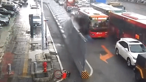 Gio thoi do hang rao lo cot de 4 nguoi di bo hinh anh