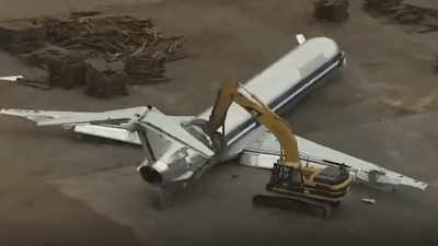 Bi an noi khai tu may bay va noi tieng voi nhung cau chuyen ve UFO hinh anh