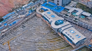 Ben xe buyt 30.000 tan xoay 90 do o Trung Quoc hinh anh