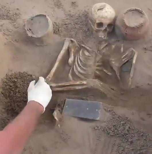 Bat ngo khai quat that lung da quy giong hinh dang iPhone o Nga hinh anh