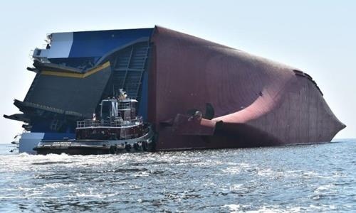 Canh sat bien My khoan vo tau hang bi lat de tim nhung nguoi mat tich hinh anh