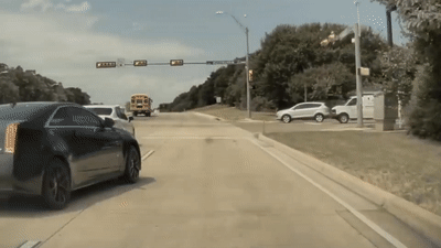 Phanh gap khi gap den do, tai xe drift oto xoay vong roi di tiep hinh anh