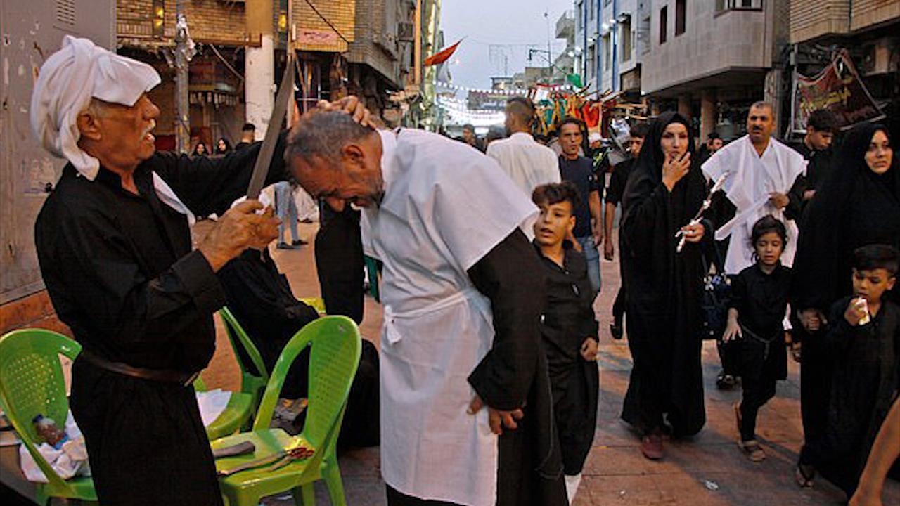 Nghi le dap kiem vao dau de tuong nho chau trai nha tien tri dao Hoi hinh anh