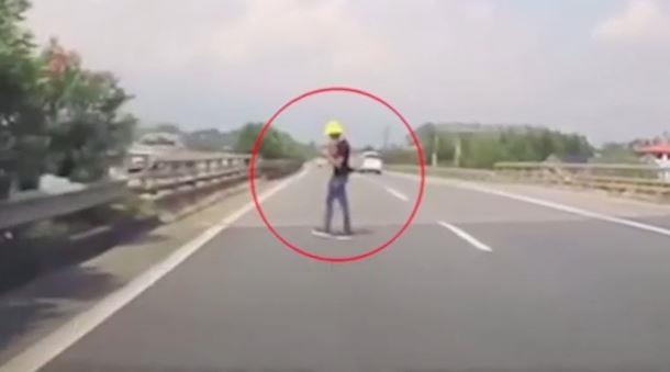 Thanh nien 'vo tu' dung giua cao toc su dung dien thoai hinh anh