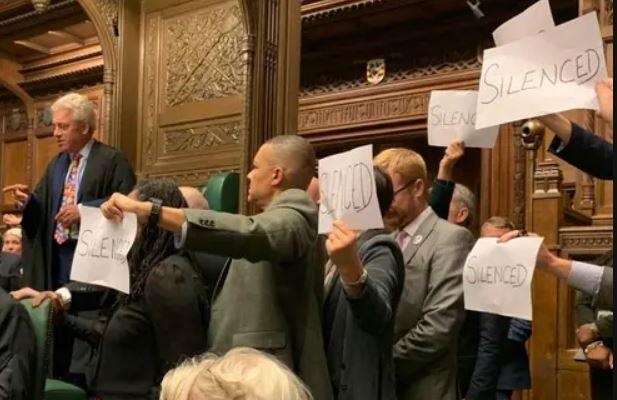 'Dang nhuc nha' - Ha vien Anh bi dinh chi trong tieng la o cua nghi si hinh anh