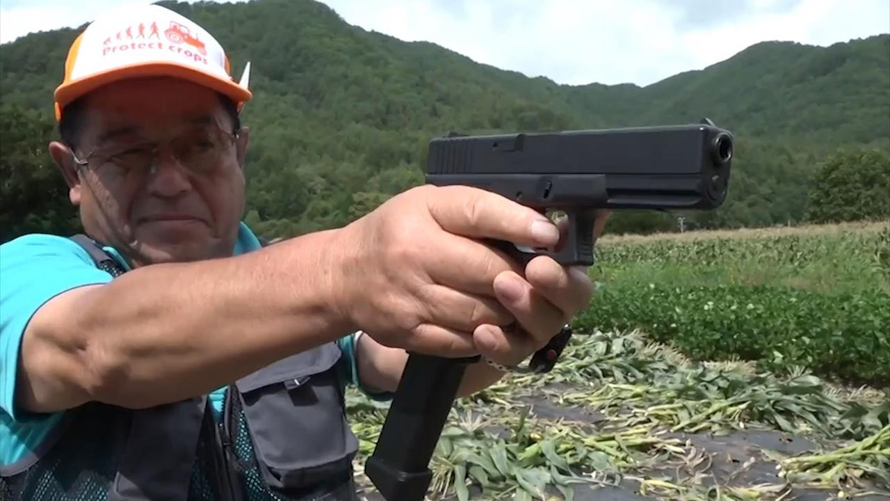 Nong dan Nhat Ban tap ban sung de chong lai khi pha hoai mua mang hinh anh