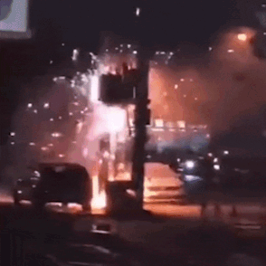 May bien dien ap phat no lam hong oto dang do ben duong hinh anh