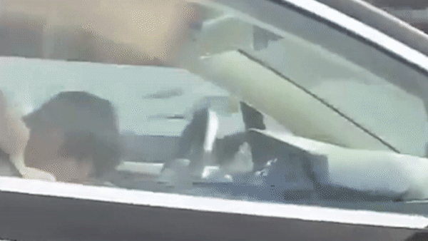 Tai xe ngu ngon lanh bo mac xe lao nhanh tren cao toc hinh anh