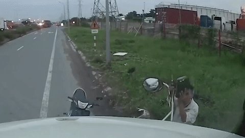 Trom vat guong container do ven duong trong nhay mat hinh anh