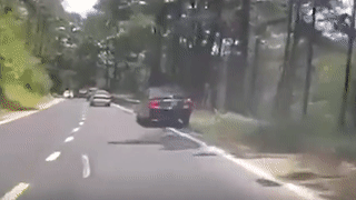 Tai xe ngu gat khien xe lao thang vao dai phan cach hinh anh