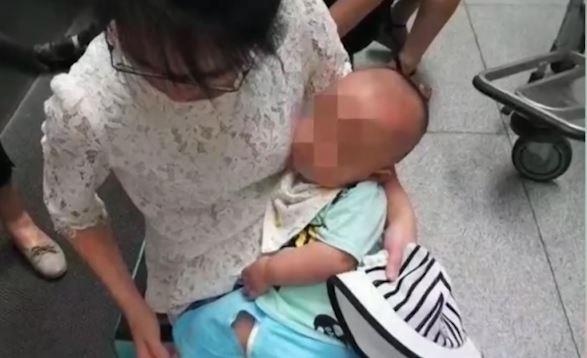 Me ban con song sinh lay tien mua dien thoai o Trung Quoc hinh anh