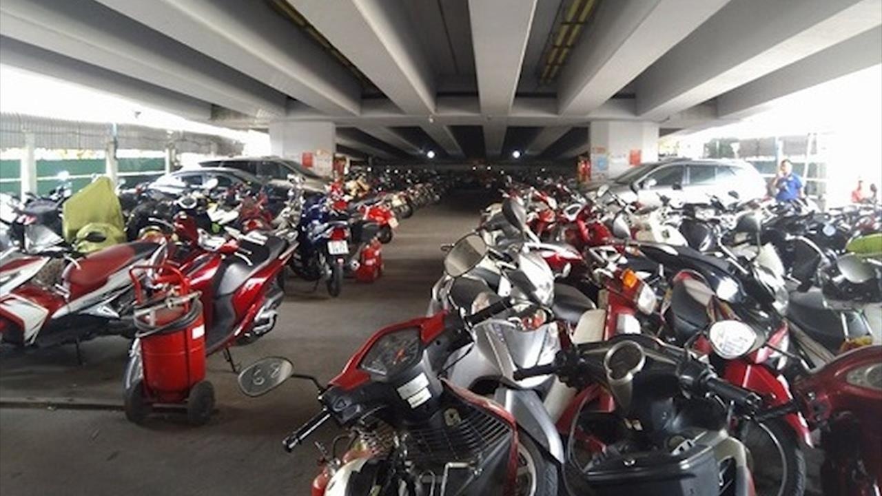 Bai xe 'khong lo' van hoat dong duoi gam cau vuot o TP.HCM hinh anh