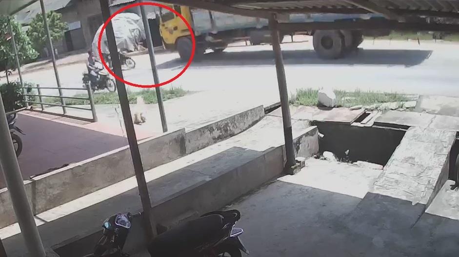 Vao cua toc do cao, xe may dam truc dien xe tai hinh anh